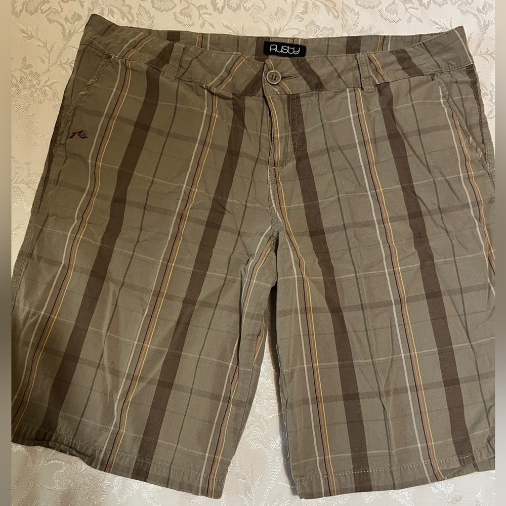 Rusty cute plaid Bermuda shorts, size 13 frt & back pockets zipper front